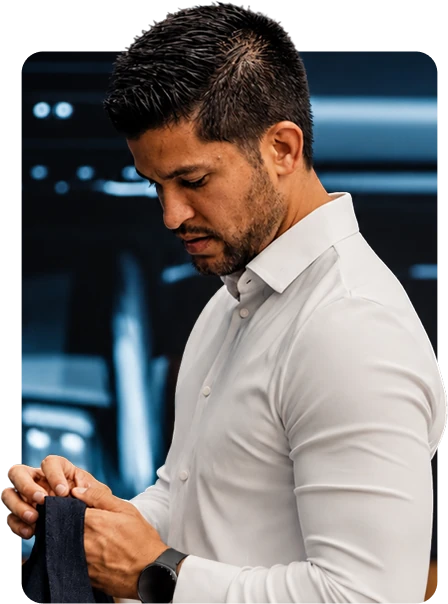 Alex Messias ajustando o paletó no showroom